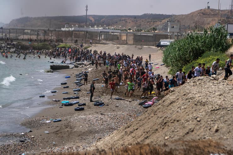 צילום: AP Photo/Antonio Sempere גבול ספרד מרוקו מהגרים נכנסים ל סאוטה