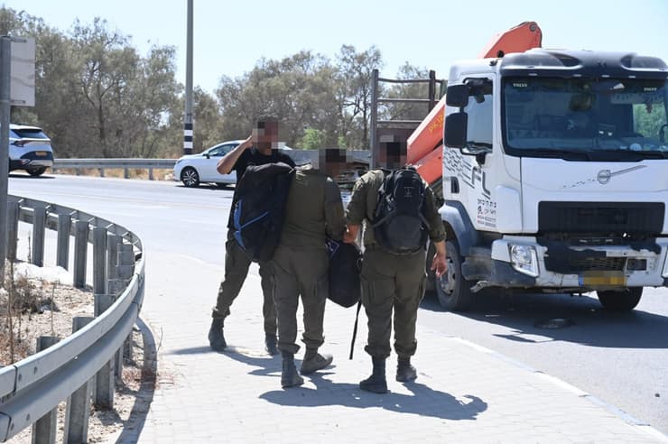 חיילים עוזבים את שדה תימן (צילום: הרצל יוסף ) שדה תימן