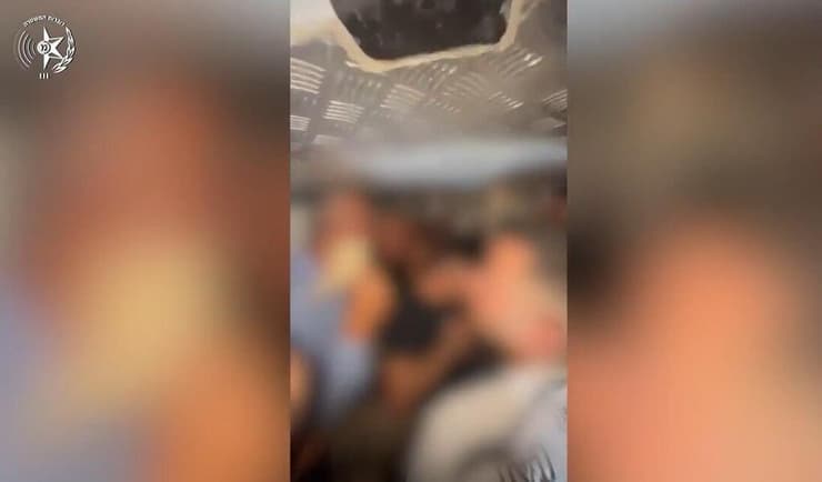 תיעוד מרגעי המעצר (צילום: דוברות המשטרה) מעצר חשוד שניסה להבריח 21 שב"חים באמצעות התחזות לאיש ביטחון