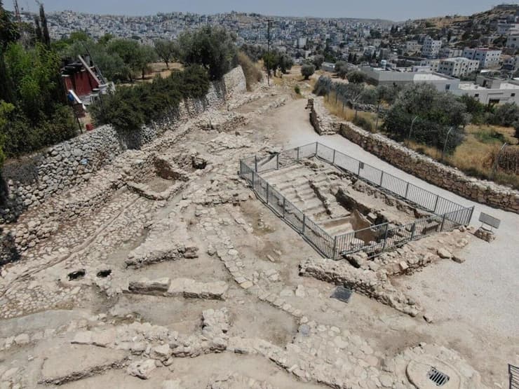 האתר בתל חברון (צילום: ד"ר גרשון בר כוכבא) האתר בתל חברון