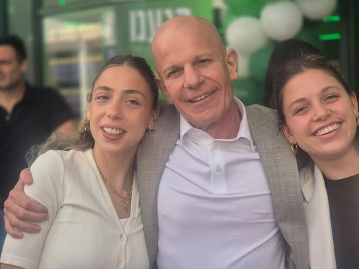 אורן ספיר והתאומות עדן (מימין) ובת אל (צילום: נווית זומר) אורן ספיר והתאומות עדן (מימין) ובת אל