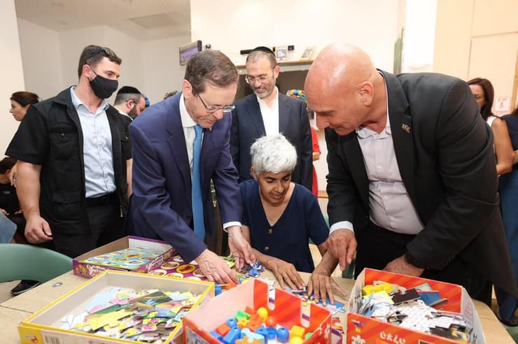 "מקבלים כל אדם באשר הוא". הרצוג עם דיירי הכפר במהלך הסיור (צילום: באדיבות כפר "פרח") "מקבלים כל אדם באשר הוא". הרצוג עם דיירי הכפר במהלך הסיור