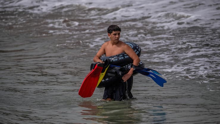 צילום: AP Photo/Antonio Sempere גבול ספרד מרוקו מהגרים נכנסים ל סאוטה דרך הים