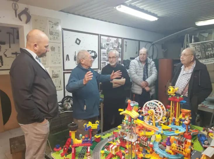 "זה מיועד למחלקת הילדים של בית החולים 'העמק'. כבר קיבלתי על הראש מחברת לגו, על זה שאני לא בונה לפי החוקים שלהם". לונה פארק מיניאטורי במרתף של ורדי. מימין לשמאל: ורדי, מושיצקי, דה-לנגה, רשפון ואהרונסון (צילום: יהונתן ברקהיים, מכון דוידסון לחוינוך מדעי) "זה מיועד למחלקת הילדים של בית החולים 'העמק'. כבר קיבלתי על הראש מחברת לגו, על זה שאני לא בונה לפי החוקים שלהם". לונה פארק מיניאטורי במרתף של ורדי. מימין לשמאל: ורדי, מושיצקי, דה-לנגה, רשפון ואהרונסון