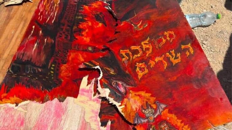 "מלווים את הפלוגה במשך שנים". השלטים השבורים (צילום: שימוש לפי סעיף 27א' בחוק זכויות יוצרים) השלטים השבורים