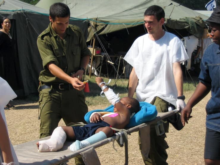 חייל ממשלחת הסיוע הישראלית בהאיטי ב-2010 (צילום: נועם ברקן) רעידת האדמה בהאיטי 2010