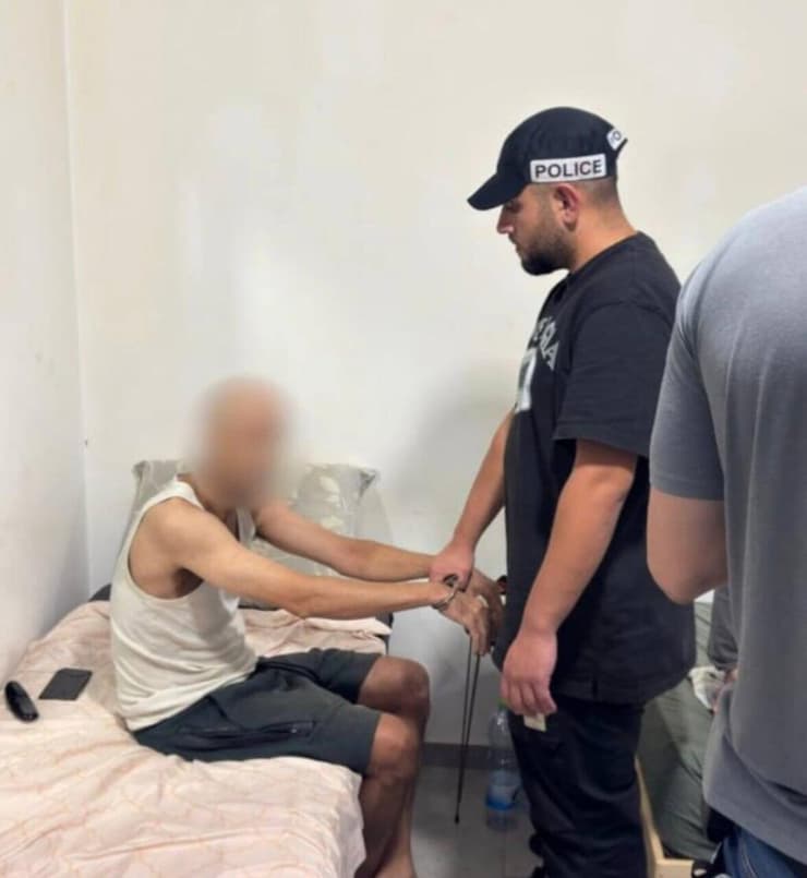 מעצר החשוד בניפוץ זגוגית דלת הכניסה לחדשות 12, והשארת מכתב האיומים במקום (צילום: באדיבות דוברות משטרת ישראל) מעצר החשוד בניפוץ זגוגית דלת הכניסה לחדשות 12, והשארת מכתב האיומים במקום