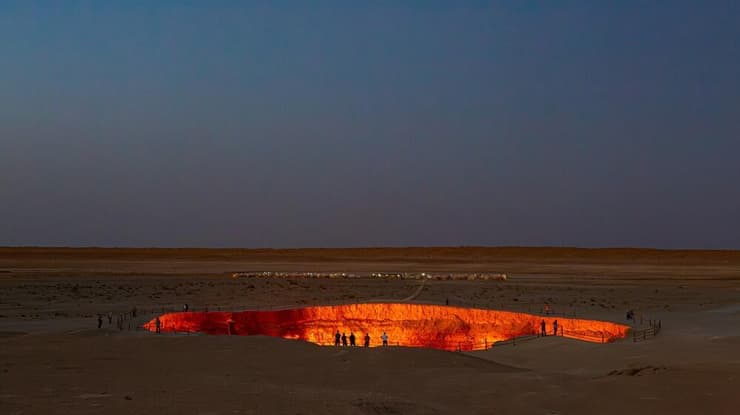 צילום: Peter Wollinga / shutterstock מכתש הגז דרוואזה (Darvaza, או Derweze), המכונה "שערי הגיהינום" (Door to Hell או Gates of Hell), בטורקמניסטן