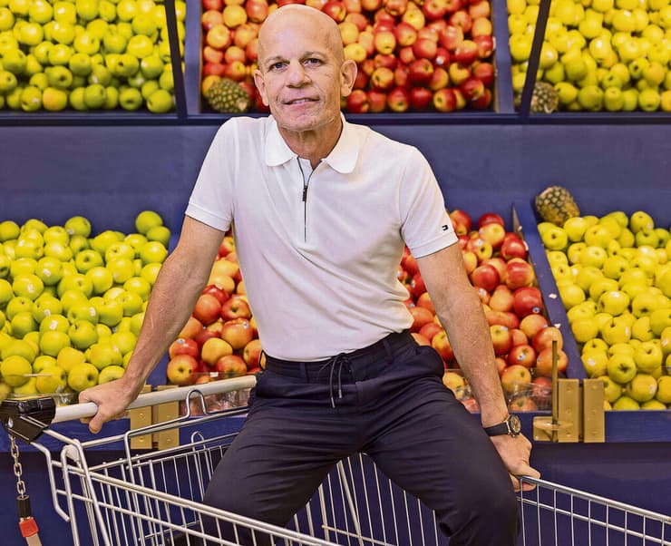 אורן ספיר. "בארבע בבוקר אני קם לרוץ, ובשמונה אני במשרד. זה מחדד לי את המוח, נותן לי סדר ומשמעת" (טל שחר) אורן ספיר. "בארבע בבוקר אני קם לרוץ, ובשמונה אני במשרד. זה מחדד לי את המוח, נותן לי סדר ומשמעת"
