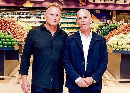 עם אחיו אבינעם. "הוא מאזן אותי" (צילום: סופר ספיר) עם אחיו אבינעם. "הוא מאזן אותי"