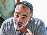 "אחי גלעד נרצח בפיגוע, בתגובה הקמנו את חוות גלעד". איתי זר (רפי קוץ) איתי זר