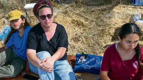 אסתר אלמנתו של מלט ובנותיהם, במאחז החדש (רפי קוץ) אסתר אלמנתו של מלט ז"ל ובנותיהם, במאחז החדש