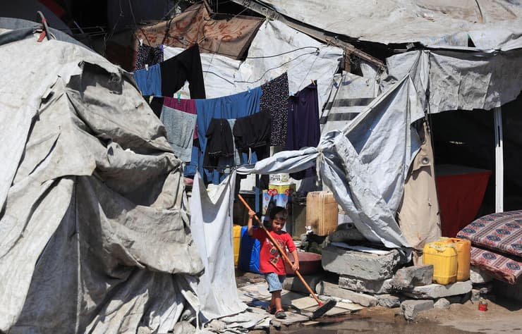 אוהלים בין ההריסות ברצועת עזה, היום (צילום: REUTERS/Dawoud Abu Alkas) אוהלים בין ההריסות ברצועת עזה