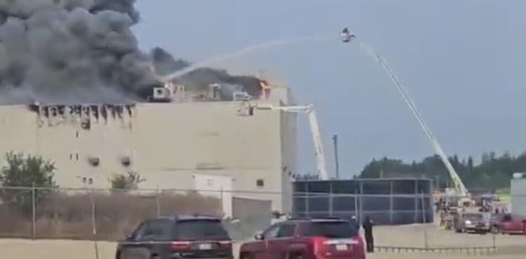 השריפה במפעל (צילום: X social media, KolHaolam) The fire on Tuesday that destroyed most of the Agri Star Meat and Poultry processing plant in Postville