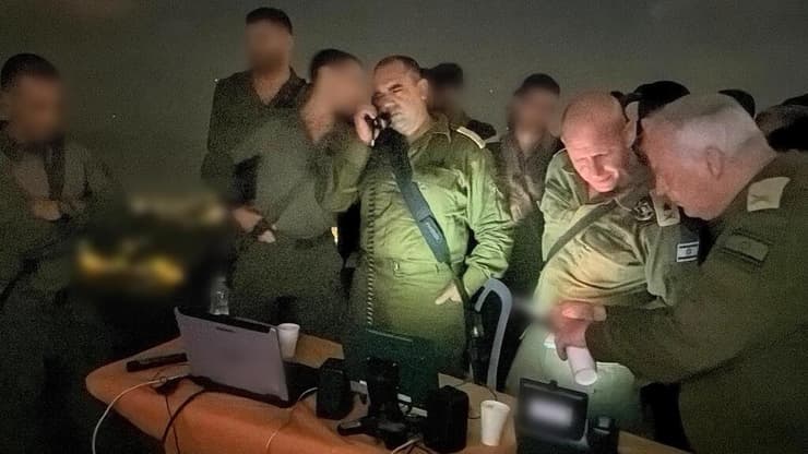 מפקד פיקוד הצפון, מפקד אוגדה 36 ומפקד יהל״ם בעת פיצוץ המנהרות (צילום: דובר צה"ל) מפקד פיקוד הצפון, מפקד אוגדה 36 ומפקד יהל״ם בעת פיצוץ התוואים