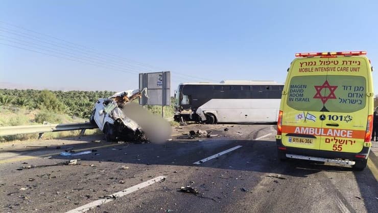 "נהג הרכב היה לכוד". האוטובוס והרכב שנפגעו בכביש 90 (צילום: דוברות המשטרה) הרוג בתאונת דרכים בכביש 90 סמוך לצומת מסוף אלנבי
