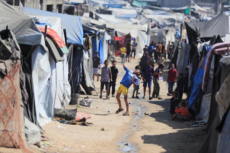 צילום: REUTERS/Dawoud Abu Alkas אוהלים בין ההריסות ברצועת עזה