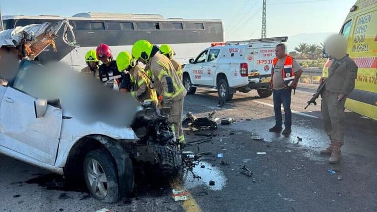 הכביש חסום לשני הכיוונים. זירת התאונה בכביש 90 (צילום: תיעוד מבצעי מד"א) הרוג בתאונת דרכים בכביש 90 סמוך לצומת מסוף אלנבי