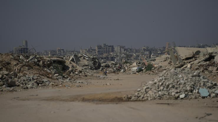 ההריסות בעזה (צילום: AP Photo/Abdel Kareem Hana) אוהלים בין ההריסות ברצועת עזה