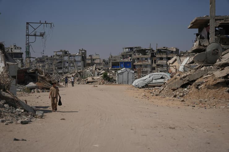 רצועת עזה (צילום: AP Photo/Abdel Kareem Hana) אוהלים בין ההריסות ברצועת עזה