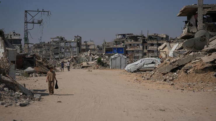 עזה (צילום: AP Photo/Abdel Kareem Hana) אוהלים בין ההריסות ברצועת עזה