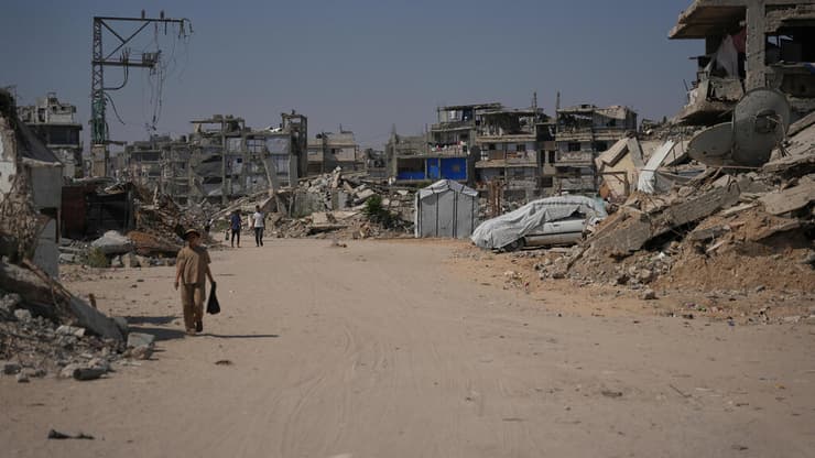 לתוצאות הבחירות בישראל השפעה מכרעת על יישום תוכנית טראמפ לעזה (צילום: AP Photo/Abdel Kareem Hana) אוהלים בין ההריסות ברצועת עזה