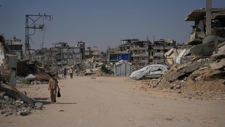 רצועת עזה (צילום: AP Photo/Abdel Kareem Hana) אוהלים בין ההריסות ברצועת עזה