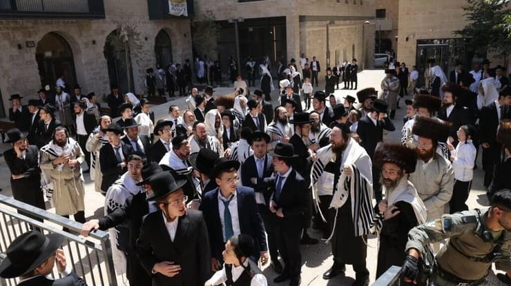 "המקום הפך להיות משהו שמקטב. אנחנו לא רוצים את זה" (צילום: אלכס קולומויסקי) שוטרים מפזרים הפגנת חרדים בקפה הסמטה בירושלים