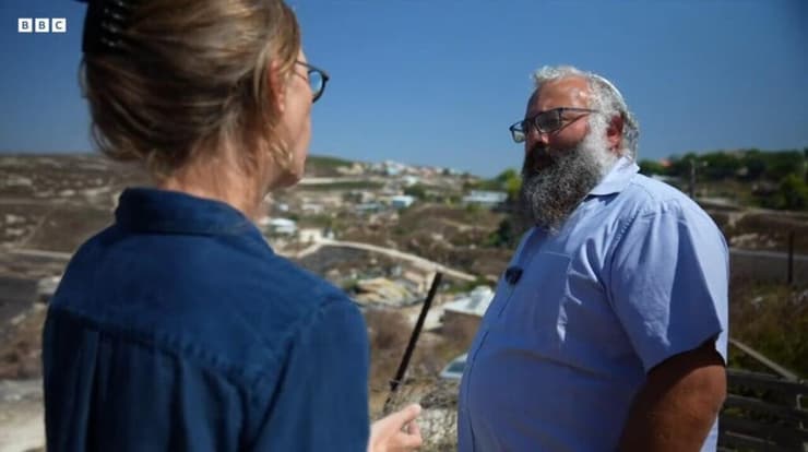 יהודה בריאיון לכתבת הבריטית (צילום: BBC) שמעון יהודה, תושב חוות גלעד ועו"ד בארגון "חוננו"