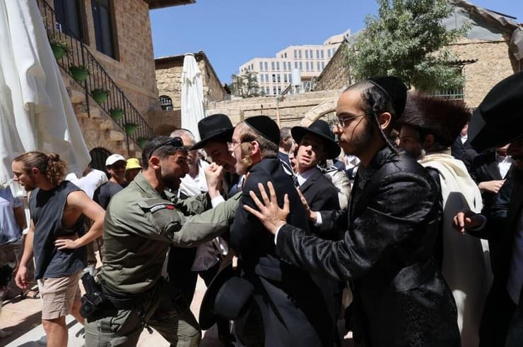 שוטרים מפזרים את הפגנת החרדים בירושלים (צילום: אלכס קולומויסקי) שוטרים מפזרים הפגנת חרדים בקפה הסמטה בירושלים