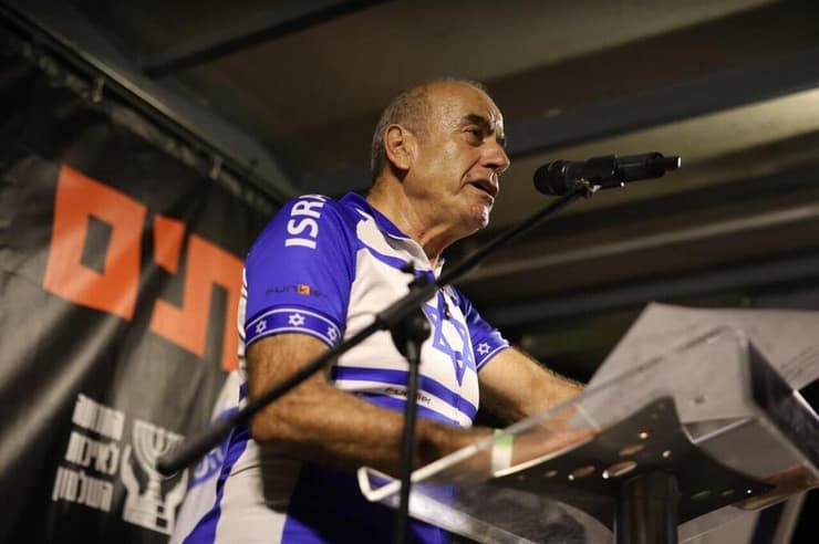 אלוף במיל' יום טוב סמיה. "הליכוד שהכרנו עזב אותנו מזמן" (צילום: יואב לף) יום טוב סמיה בעצרת מחאה בכיכר הבימה של התנועה לאיכות השלטון בקריאה להקים ועדת חקירה ממלכתית למחדל השבעה באוקטובר