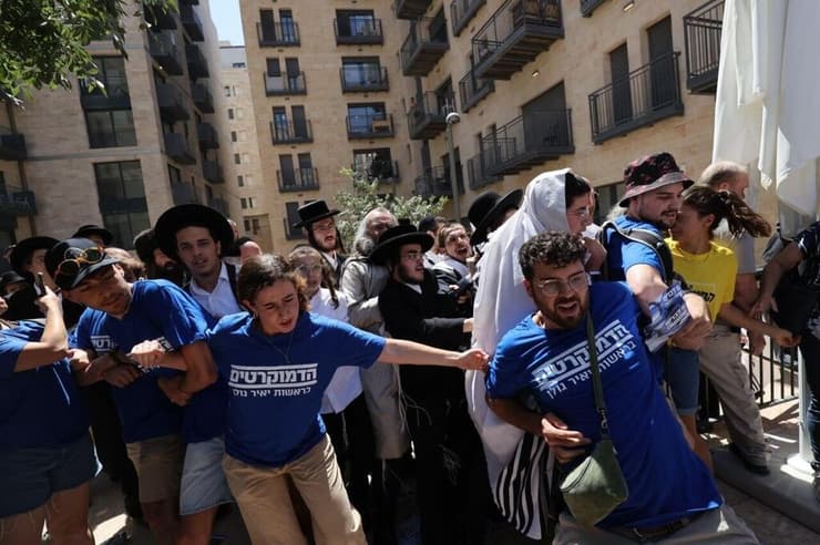 שוטרים מפזרים הפגנת חרדים בקפה הסמטה בירושלים