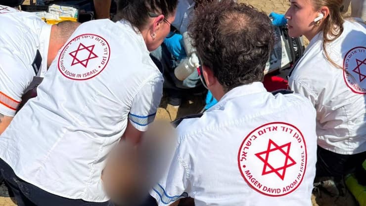 מאמצי החייאה בגבר שנמשה מחוסר הכר בחוף נווה ים ליד עתלית