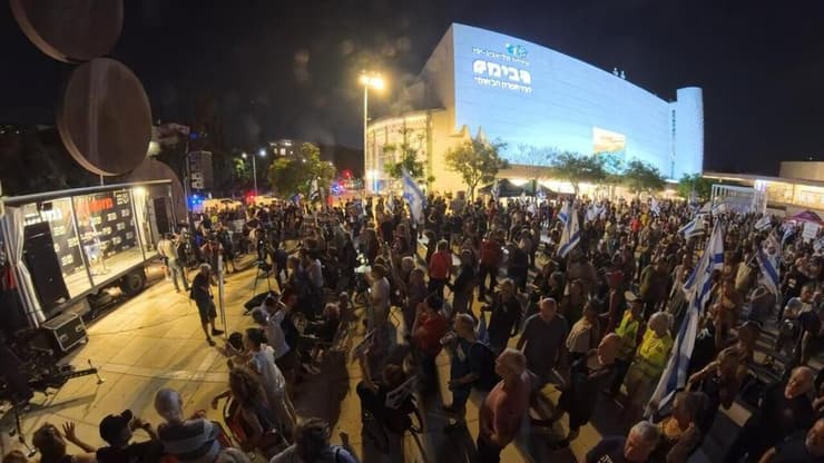צילום: מישל בראונשטיין עצרת מחאה בכיכר הבימה של התנועה לאיכות השלטון בקריאה להקים ועדת חקירה ממלכתית למחדל השבעה באוקטובר