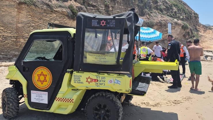 גבר נמשה מהמים כשהוא מחוסר הכרה סמוך לחוף בלו ביי בנתניה