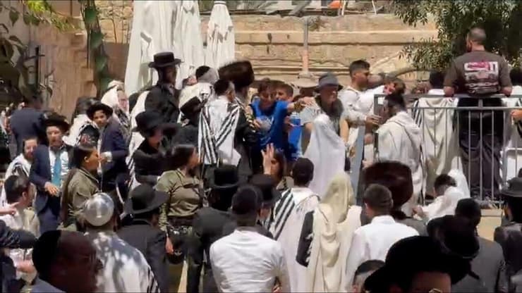 שוטרים מפזרים הפגנת חרדים בקפה הסמטה בירושלים
