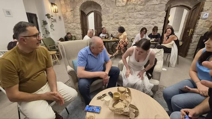 שוטרים מפזרים הפגנת חרדים בקפה הסמטה בירושלים