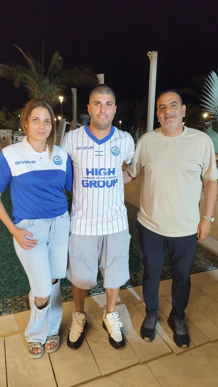 תקציב של קבוצה בלאומית. עם גיל יצחק (צילום: באדיבות בני אילת) דוד ונטלי ואטורי עם גיל יצחק
