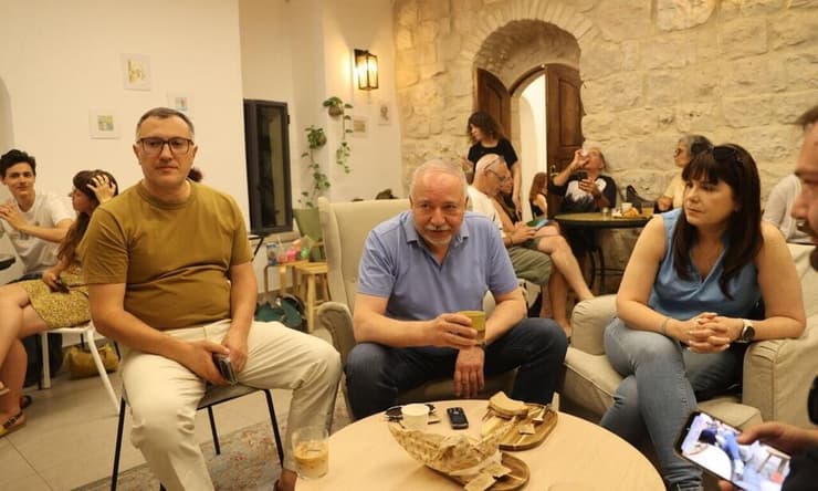 ח"כ אביגדור ליברמן מבקר בבית הקפה (צילום: אלכס קולומויסקי) שוטרים מפזרים הפגנת חרדים בקפה הסמטה בירושלים