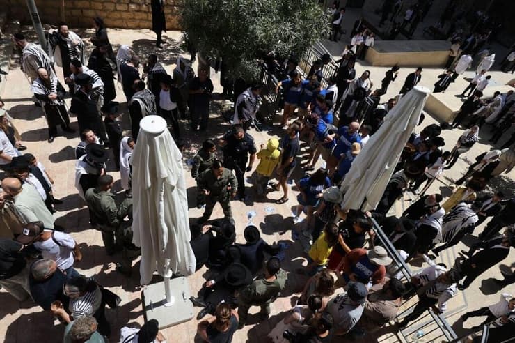 צילום: אלכס קולומויסקי שוטרים מפזרים הפגנת חרדים בקפה הסמטה בירושלים