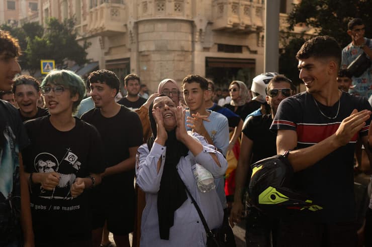 הפגנה בסאוטה נגד הגעתו לעיר של אלביסה פרס מהימין הפופוליסטי. "סאוטה מאוחדת ולעולם לא תהיה מפולגת" (צילום: JORGE GUERRERO / AFP) הפגנות בסאוטה, ספרד במהלך הגעתו לעיר של אלביסה פרס, חבר הפרלמנט האירופי וממנהיגי הימין הפופוליסטי בספרד