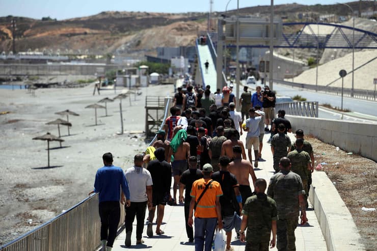 צילום: Henry NICHOLLS / AFP מהגרים עושים את דרכם בחזרה מ סאוטה, ספרד ל מרוקו