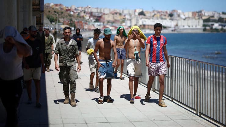 צילום: Henry NICHOLLS / AFP מהגרים עושים את דרכם בחזרה מ סאוטה, ספרד ל מרוקו