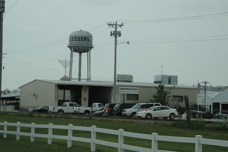 מפעל הבשר הכשר, בזמן שנקרא Agriprocessors (צילום: Matthew Walleser/Wikipedia) מפעל הבשר הכשר אגריפרוססורס בעיירה פוסטוויל שבאיווה