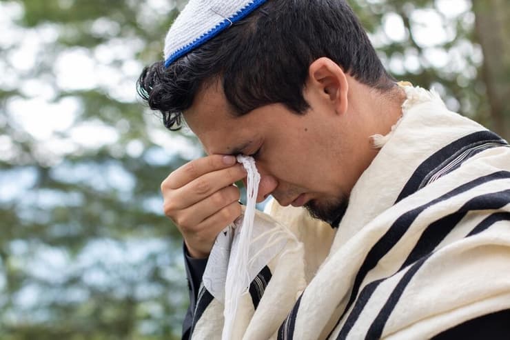 חג של תפילה (צילום: Anderson P / Shutterstock) תפילה