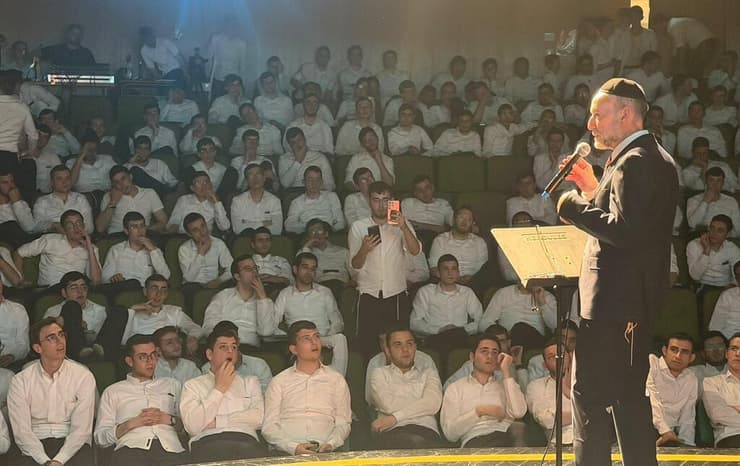 ח"כ אורי מקלב בשיחה לבחורי ישיבות בקמפ ח"כ אורי מקלב בשיחה לבחורי ישיבות בקמפ