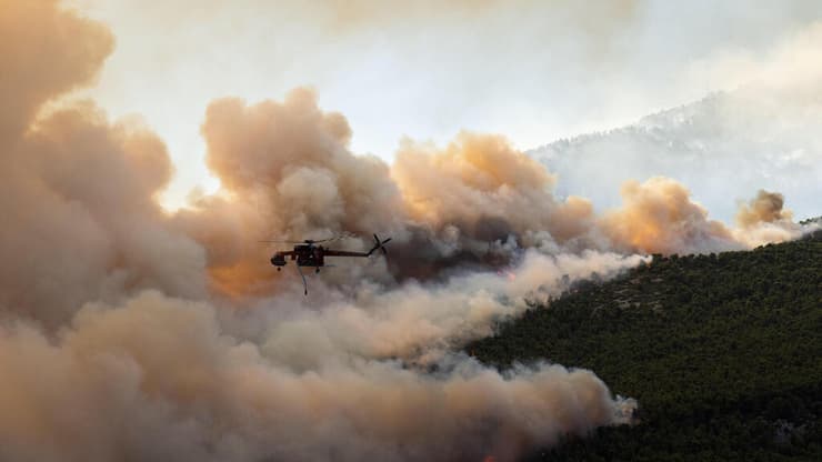 צילום: Angelos TZORTZINIS / AFP שריפות באזור אתונה, יוון