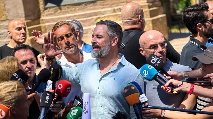 אבסקל, מנהיג מפלגת הימין הקיצוני "ווקס", בסאוטה. "מעשה מלחמה שקידמה מרוקו" (צילום: AP Photo/Bernat Armangue) סנטיאגו אבסקל, מנהיג מפלגת הימין הקיצוני "ווקס", מבקר ב סאוטה, ספרד