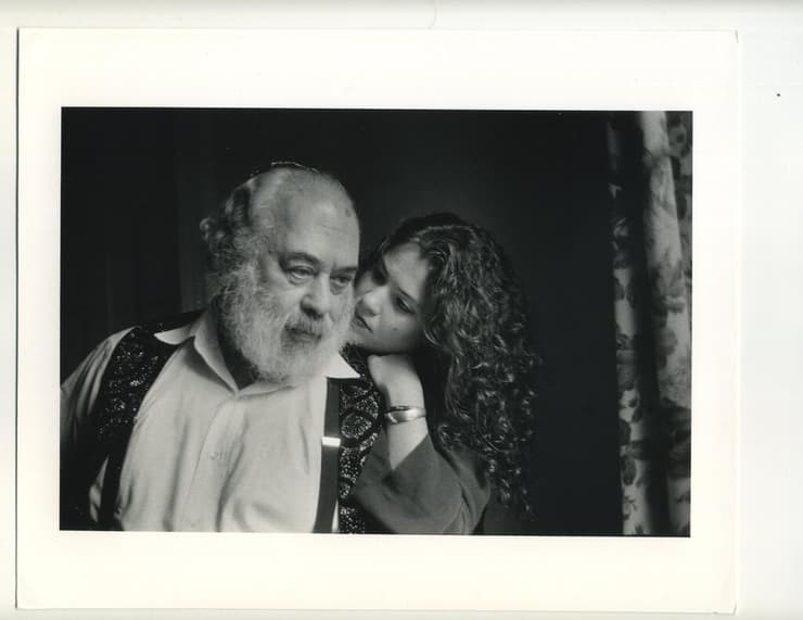 מצאה את עצמה במחנה הנפגעות של אביה. הרב שלמה קרליבך ובתו נשמה (צילום: Joan Roth) הרב שלמה קרליבך ובתו נשמה