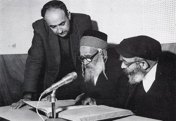פרופ' שלמה מורג מקליט את הרבנים התימנים יוסף צדוק ויוסף עמר, במסגרת מפעל מסורות הלשון (צילום: מתוך אלבום משפחתי) פרופ' שלמה מורג מקליט את הרבנים התימנים יוסף צדוק ויוסף עמר, במסגרת מפעל מסורות הלשון שייסד